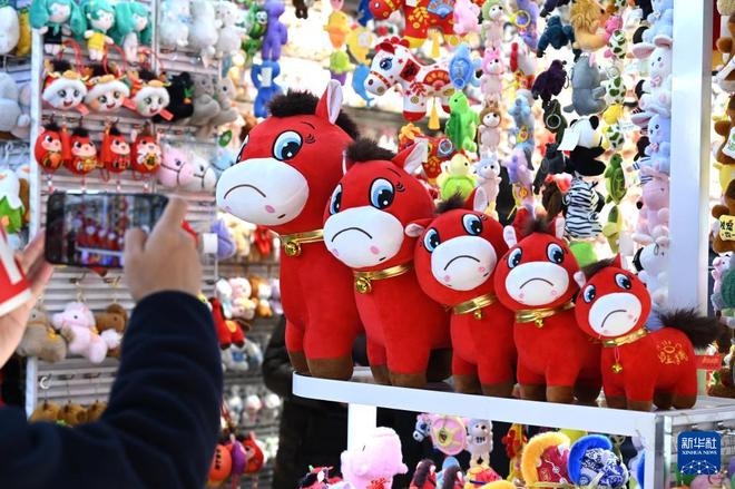 浙江义乌 “哭哭马”意外走红成爆款玩具，折射家居用品销售新动向